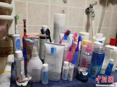 廁所被老婆的化妝品塞滿！網(wǎng)友神評引爆笑點